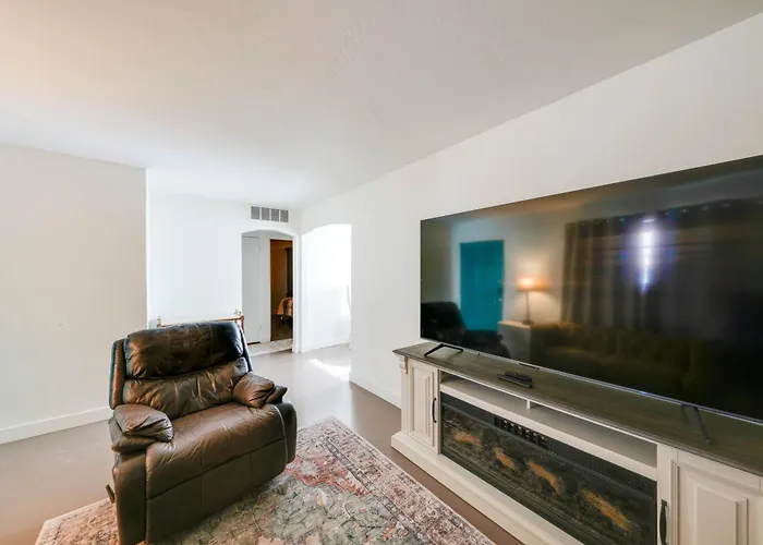Duplex W/ Pet-friendly Yard, 5 Mi To Dtwn Phoenix!
