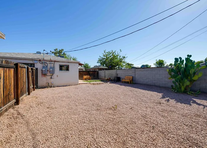 Duplex W/ Pet-friendly Yard, 5 Mi To Dtwn Phoenix!