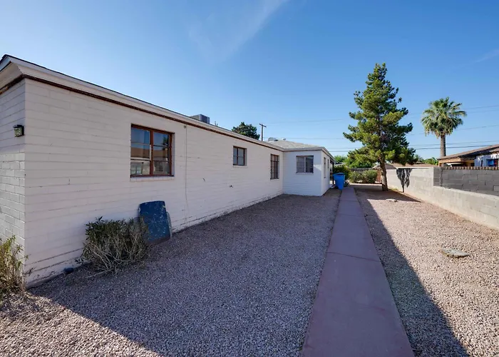 Duplex W/ Pet-friendly Yard, 5 Mi To Dtwn Phoenix!